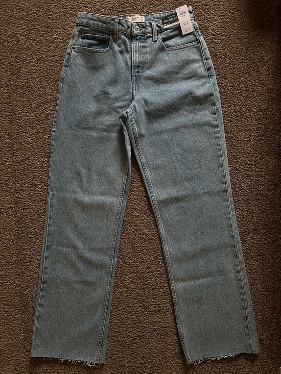 Abercrombie & Fitch Denim - Abercrombie & Fitch Curve Love High Rise 90’s Relaxed Jeans - Medium // 28 LONG